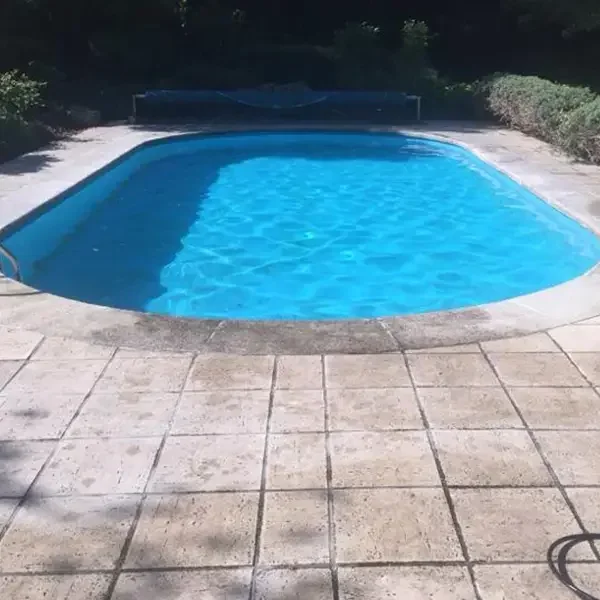 Avant - Nettoyage des abords de votre piscine
