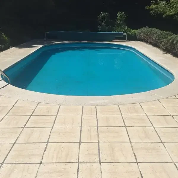 Avant - Nettoyage des abords de votre piscine